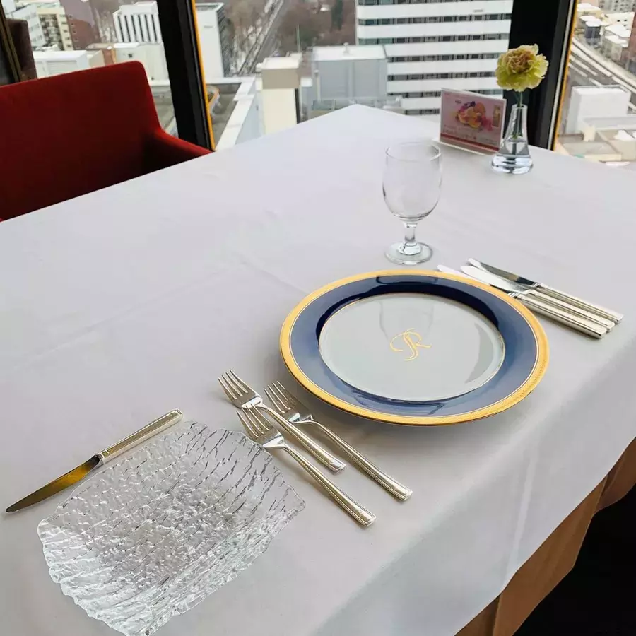 從最外側的餐具開始使用